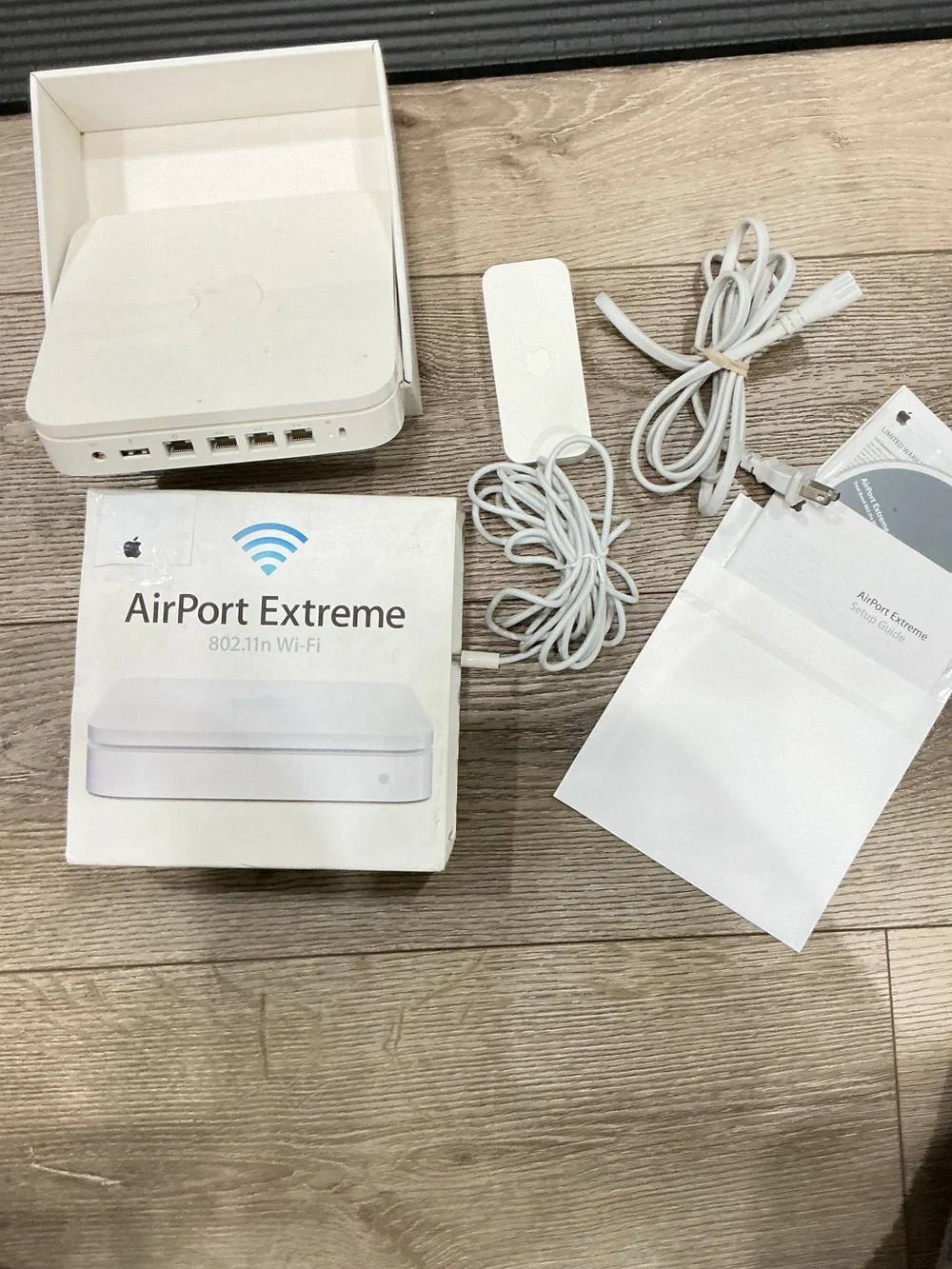 Apple AirPort Extreme Router in White with Accessories